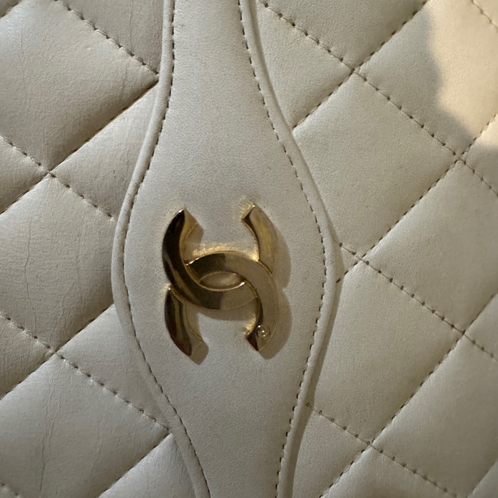 CHANEL White Quilted Clutch with Gold Logo - Picture 3 of 9
